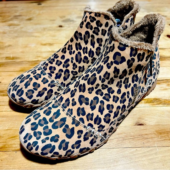 Skechers Relaxed Fit Bootie 9.5 - Picture 2 of 10